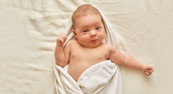 Как се къпе новородено бебе с пъпче?