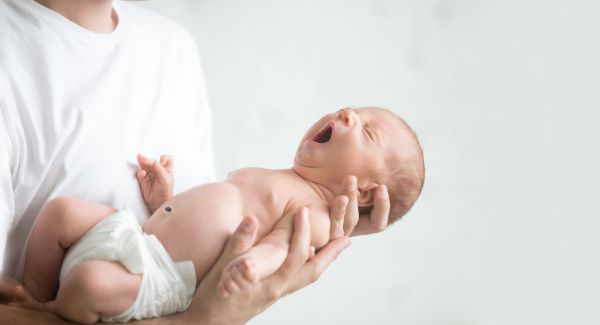 Как да държим новородено?