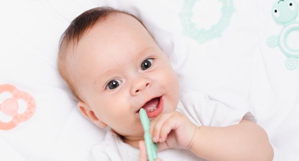 Как да успокоим бебето при никнене на зъби?