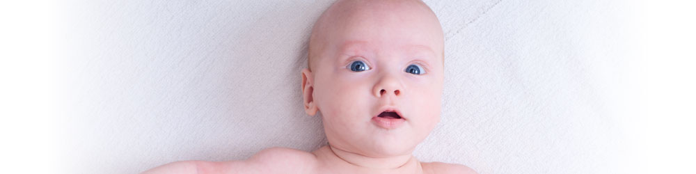 Ситни пъпки по лицето на бебето – какво да правим?